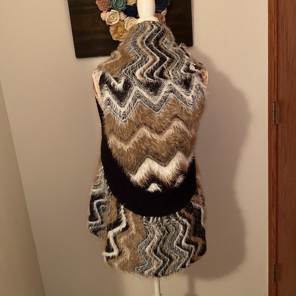 Liquid by Sioni Vest - Picture 2 of 4